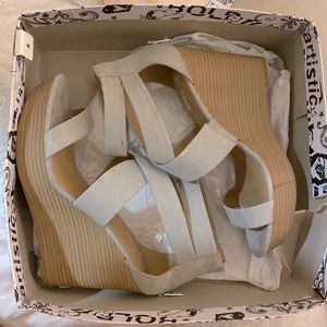 NWT Brash Gray Suede Wedges